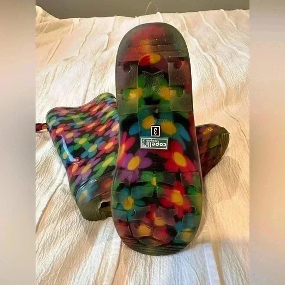 Capelli of  New York flower rain boots. Size 3 - Picture 2 of 7